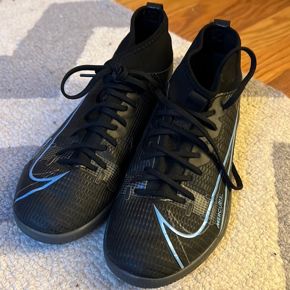 EUC Size 4Y NIKE Superfly Mercurial futsal shoes.